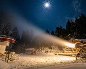 Beschneiung mittels M18 an der Bergstation der Adlerfelsenbahn in der Skiarena Eibenstock ©WR