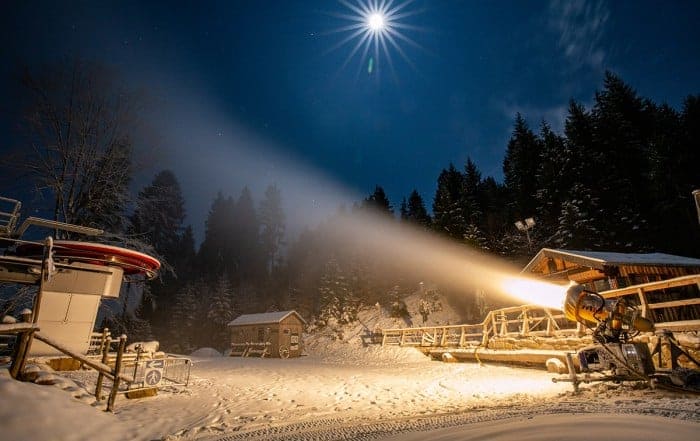 Beschneiung mittels M18 an der Bergstation der Adlerfelsenbahn in der Skiarena Eibenstock ©WR